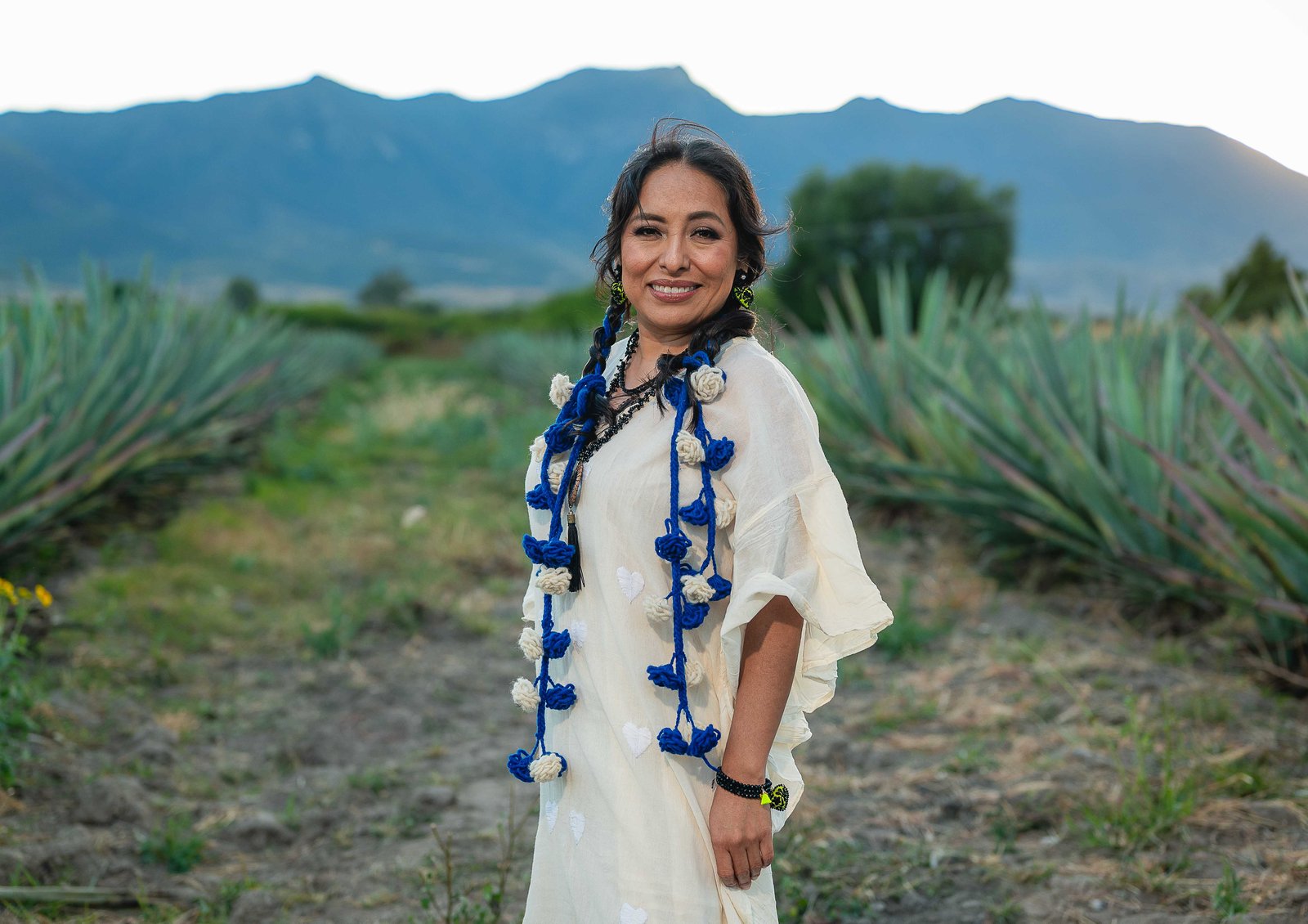 Chef Adhey en el campo de agave al atardecer en Oaxaca
