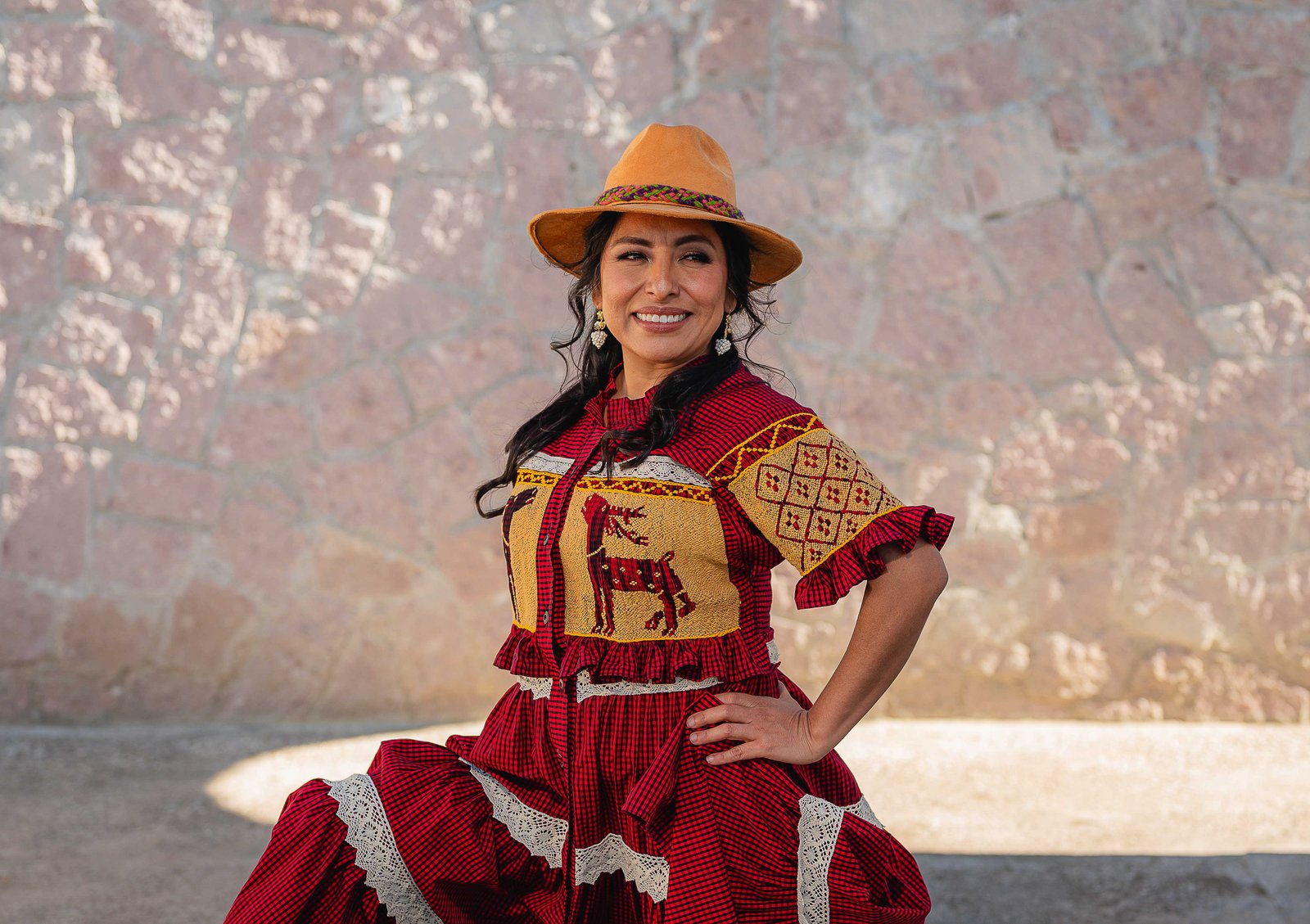 Chef Adhey con vestido tradicional oaxaqueño